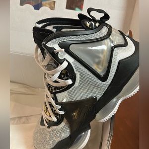 Lebrón James 19 collection